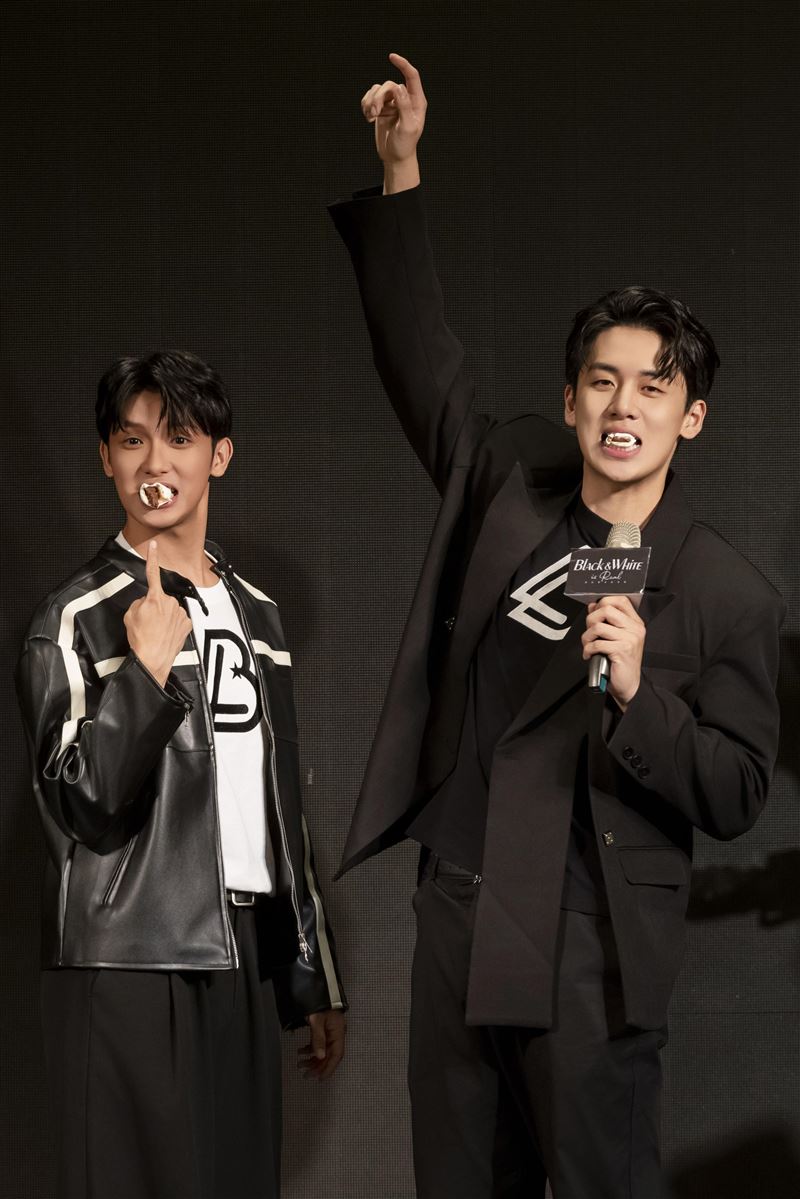 葛兆恩(右)與紀成澔甜蜜上演「棉花糖餵食秀」,自然曖昧的互動讓粉絲為之瘋狂。(圖/結果娛樂提供)