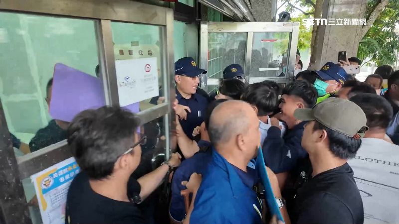 多位災民被擋在外不得進入