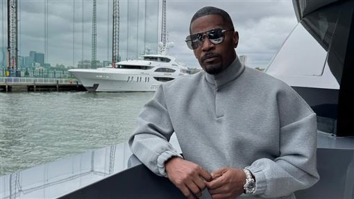 女歌手遭砸玻璃瓶！奧斯卡影帝秒上台飆罵