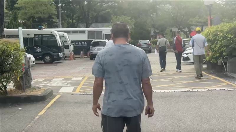 衛生局向地檢申請押解豬農兒子返家協助採檢。（圖／翻攝畫面）