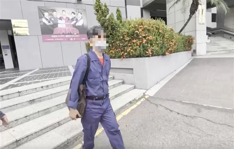 賴姓動保處人員低頭不語快步離開。(圖/翻攝畫面)