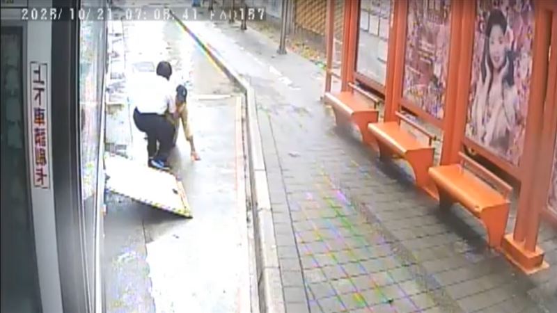 一名行動不便的老婦人在大雨中艱難地用雙手爬行,準備搭公車,三重客運857路線司機林榮新見狀後,毫不猶豫地立即下車,親手將老婦人抱上車。(圖/三重客運提供)