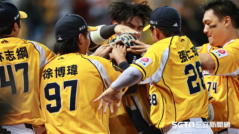 台灣大賽G5,中信兄弟捕手高宇杰三壘滾地球造成傳球失誤,黃韋盛跑回超前分。(圖/記者劉彥池攝影)