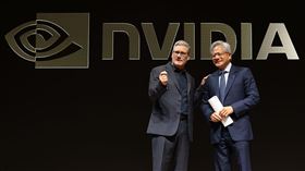 輝達GTC大會首度移師美東，聚焦AI工廠與實體AI新藍圖，黃仁勳親自登場釋出技術與產業趨勢，吸引台灣鴻海、廣達、聯發科等科技大廠代表共襄盛舉，供應鏈概念股熱度升溫，成為市場資金追逐焦點。（圖／翻攝自輝達網站）