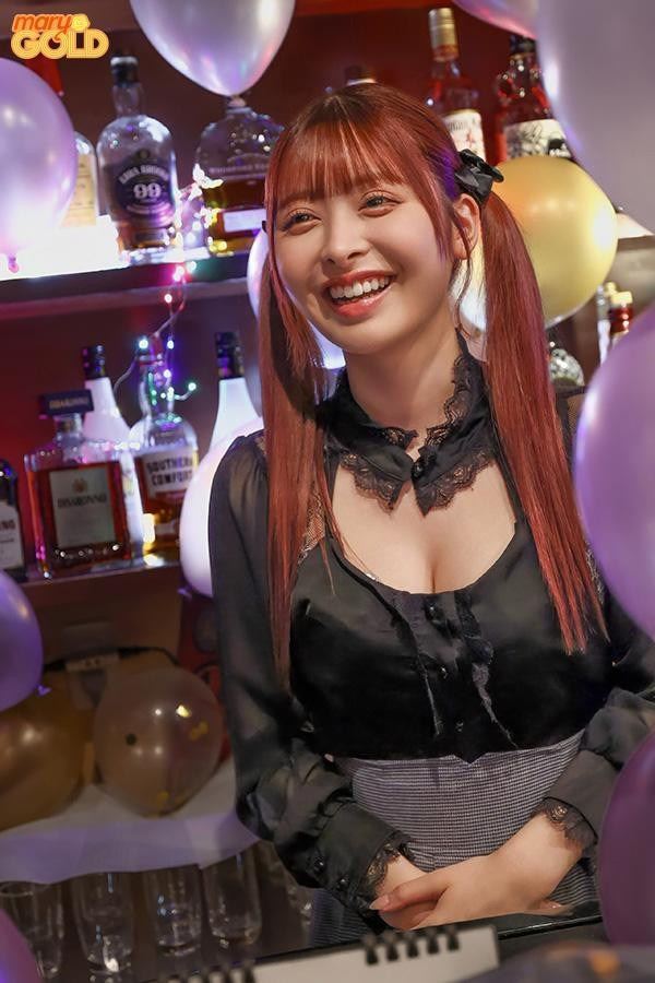 瀧本胡桃在主題式酒吧打工,被封為「撒嬌天才」在店裡人氣一級棒,近期出道拍AV。(圖/翻攝自X)