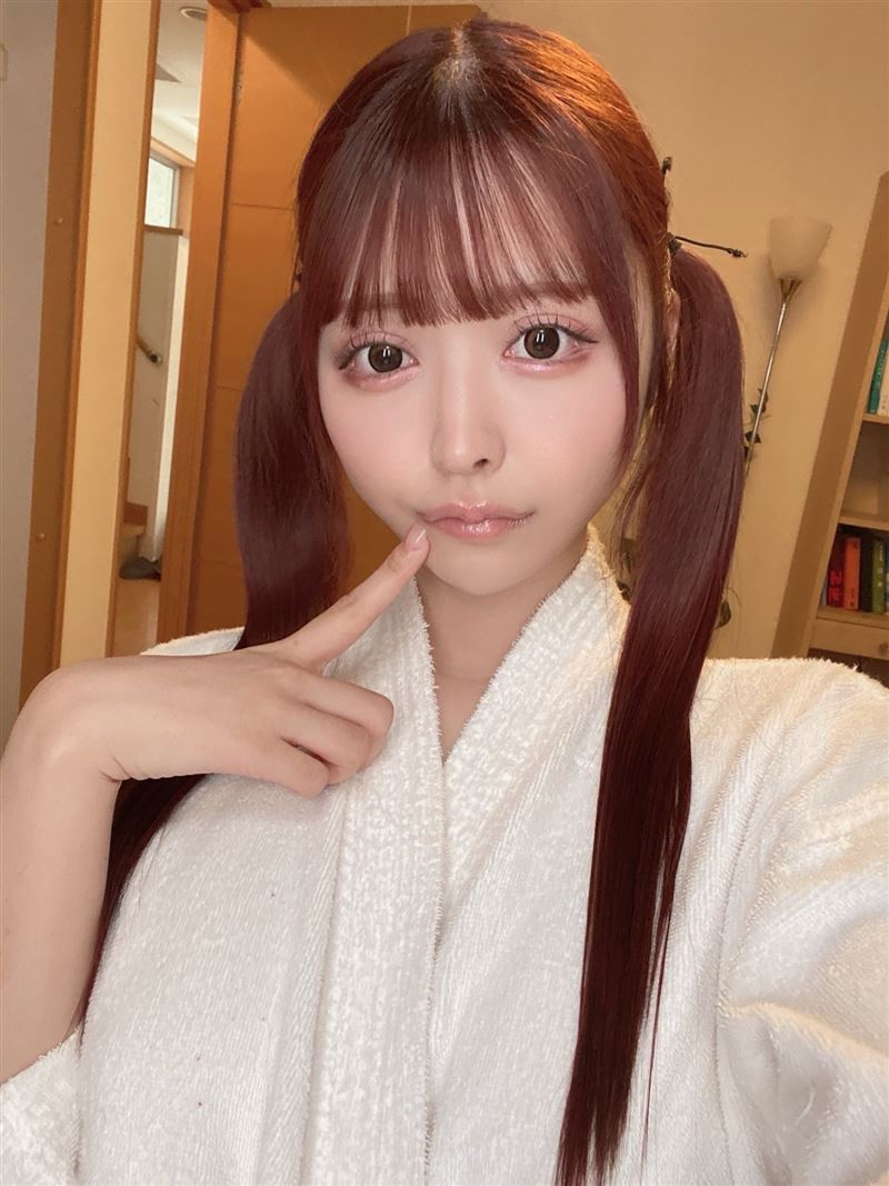 瀧本胡桃在主題式酒吧打工,被封為「撒嬌天才」在店裡人氣一級棒,近期出道拍AV。(圖/翻攝自X)