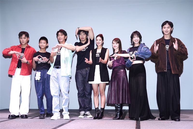 （左起）鄭人碩、洪君昊、李李仁、傅孟柏、莫允雯、邱偲琹、陸夏、張軒睿出席《黑盒子》首映記者會。（圖／記者趙于瑩攝影）