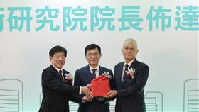 工研院卸任院長劉文雄（左）將印信交接給新任院長張培仁（右），並由經濟部次長何晉滄監交。（圖／工研院提供） 