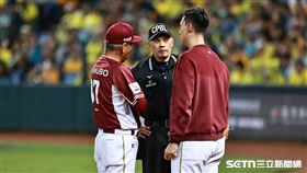 台灣大賽G5，樂天桃猿一壘手梁家榮因為跑離三尺線遭裁判判定出局，總教練古久保健二挑戰失敗詢問主審原因。（圖／記者劉彥池攝影）