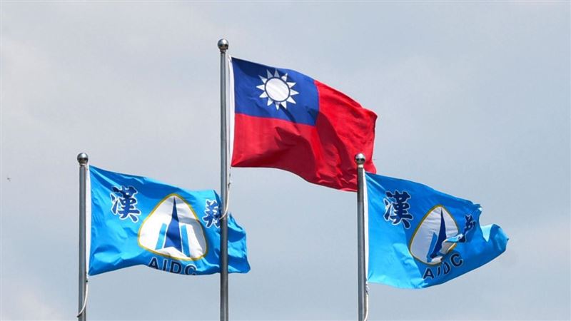 漢翔轉型進行式！民用航空營收拚2026年過半，LEAP引擎、無人機反制系統與美國國防佈局齊發動。雖高教機交付拖累短期獲利，但法人看好營運將在明年打底、2026年強勢回彈，轉骨成長動能正壓軸登場。（圖／翻攝自漢翔網站）