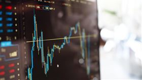 國泰投信副總王誠宏指出，全球經濟正迎來最整齊的一次復甦，美國軟著陸、中國房市觸底、歐洲擴張、日本脫通縮，四大經濟體合占全球六成，將帶動2026年經濟比今年更強。他強調，關稅僅是所得移轉不會摧毀供應鏈，台灣半導體更具優勢；股市已提前反映景氣回升，投資人逢回應積極布局。股市已提前慶祝，拉回就是上車點。（示意圖／PIXABAY）