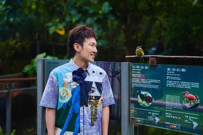 龔鈺祺(阿龔)快閃台北動物園。(圖/亮晶妃音樂有限公司提供)