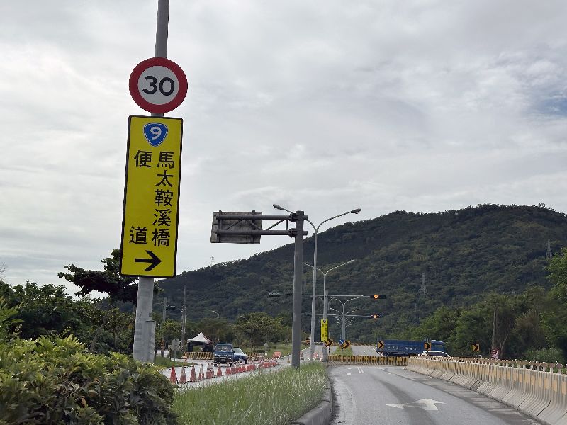 台9線馬太鞍溪上游回波持續移入有局部短暫陣雨,臨時便道不排除封閉,以維護用路安全。(圖/中央社)
