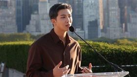 韓國男團BTS隊長RM受邀APEC演講。（圖／翻攝自IG @btschartsdailyc）