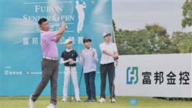 富邦長春公開賽10/29於老淡水球場開賽，賽前特別舉辦青少年傳承營，由謝敏男、潘政琮、盧建順等球星親自指導18位業餘小將，傳承技術與職業心法。賽事吸引118位國內外好手爭奪總獎金680萬元，展現台灣高球實力與世代接棒能量。長春選手盧建順(左)在傳承營中指點業餘小將。（圖／富邦提供）