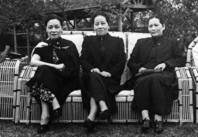 1942年4月17日,宋氏三姐妹出席中美文化協會贈送會海鷹圖茶會。(左起為宋美齡、宋靄齡、宋慶齡)。(圖/翻攝自百度百科)