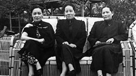1942年4月17日，宋氏三姐妹出席中美文化協會贈送會海鷹圖茶會(左起為宋美齡、宋靄齡、宋慶齡)。（圖／翻攝自百度百科）