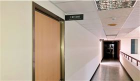 桃園市一家工廠2023年間申請以鄰地擴廠，但疑似因條件不符而卡關，廠商為求解套行賄。桃園地檢署檢察官追查發現，經發局時任工業行政科的施姓科長涉嫌收取新台幣數十萬元賄款，27日搜索經發局與涉案科長住家，以被告身分帶回訊問。中央社記者吳睿騏桃園攝