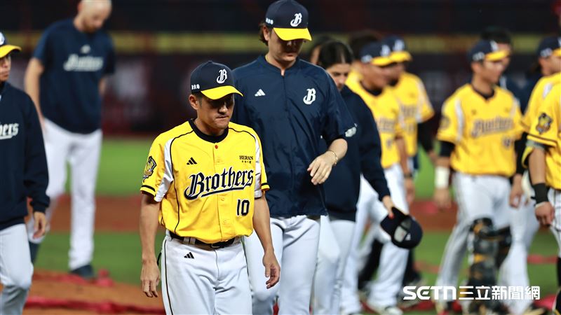 中信兄弟台灣大賽G5不敵樂天桃猿,無緣連霸總冠軍,總教練平野惠一賽後面色凝重。(圖/記者劉彥池攝影)