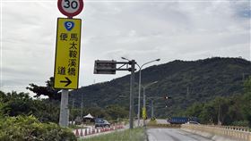 馬太鞍溪上游集水區持續降雨　臨時便道警戒公路局東區養護工程分局花蓮工務段指出，台9線馬太鞍溪上游回波持續移入有局部短暫陣雨，27日傍晚上游2公里水位高度達警戒值，臨時便道不排除封閉，以維護用路安全。中央社記者李先鳳攝　114年10月27日