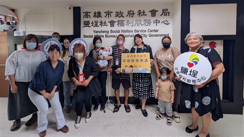 找出急需幫助的人,台電高雄區處重陽前送暖到鹽埕社福中心。(圖/翻攝畫面)