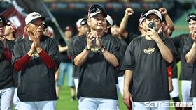 樂天桃猿奪下台灣大賽冠軍，打擊教練曾豪駒（中）面露笑容。（圖／記者劉彥池攝影）