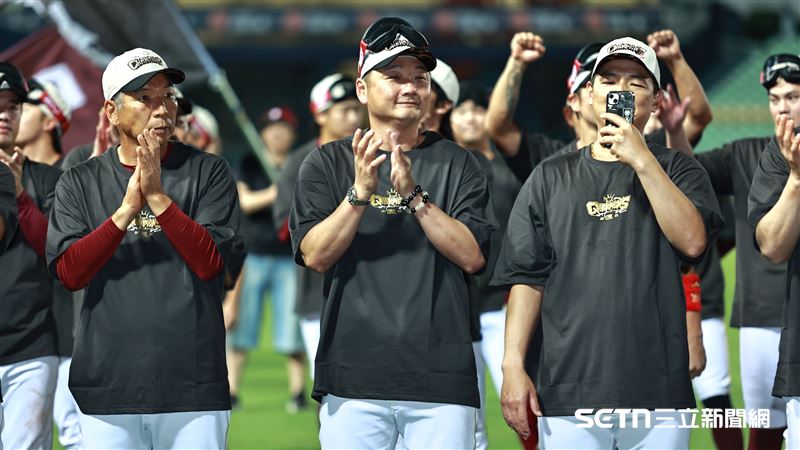 樂天桃猿奪下台灣大賽冠軍,打擊教練曾豪駒(中)面露笑容。(圖/記者劉彥池攝影)