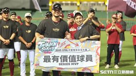樂天桃猿洋投威能帝奪下台灣大賽最有價值球員。（圖／記者劉彥池攝影）