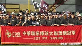 樂天桃猿奪下台灣大賽冠軍，全隊球員和冠軍錦旗合影。（圖／記者劉彥池攝影）