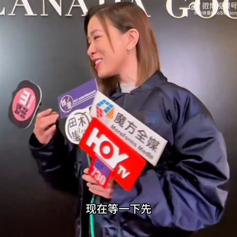 佘詩曼受訪時爆哭，轉過頭頻頻拭淚。（圖／翻攝自微博）