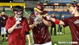 樂天桃猿奪下台灣大賽冠軍，游擊手馬傑森被噴啤酒。（圖／記者劉彥池攝影）