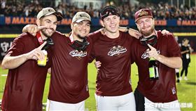 樂天桃猿奪下台灣大賽冠軍，4位洋投魔神樂、威能帝、凱樂、波賽樂合影。（圖／記者劉彥池攝影）