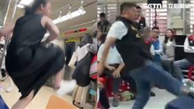 張峻踹傅崐萁、北捷Fumi阿姨踹通緝婦人（圖／翻攝畫面）