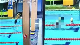 浙江一名男子在泳池示範跳水時意外觸底，造成頸椎斷裂不治。（圖／翻攝自北京時間）