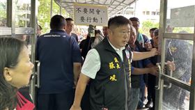 會場踢桌 張峻：替被排除在外的光復人出一口氣國民黨立委傅(山昆)萁等27日在花蓮光復鄉舉行災後座談會，身為災民的花蓮縣議會議長張峻（前右）到場踢桌，他說「我踹的不是人，是桌子。那一腳，是替所有被排除在外、被忽視的光復人出的一口氣」。中央社記者李先鳳攝　114年10月27日