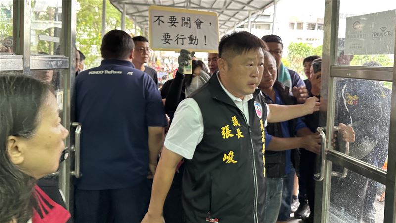 身為災民的花蓮縣議會議長張峻(前右)說:「我踹的不是人,是桌子。那一腳,是替所有被排除在外、被忽視的光復人出的一口氣」