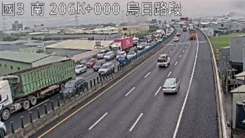 事故造成車流回堵約1公里。（圖／翻攝自高公局網站）