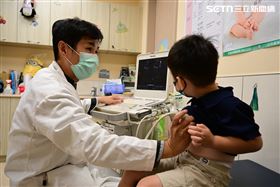 2歲童燒不停手變麵龜　醫：1病釀猝死風險(圖/翻攝畫面)