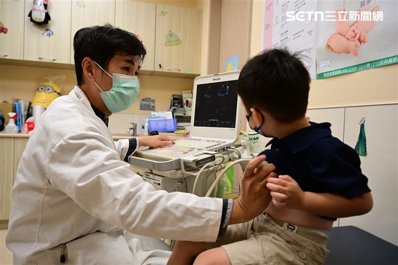2歲童燒不停手變麵龜 醫:1病釀猝死風險