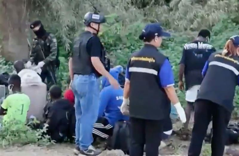 KK園區大爆破炸毀上千人出逃,超過1500人湧入泰國邊境。(圖/翻攝自看看新聞)