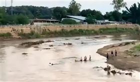 KK園區大爆破炸毀，「上千人跳河出逃」畫面曝光。（圖／翻攝自看看新聞）