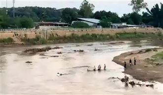 KK園區大爆破炸毀，「上千人跳河出逃」畫面曝光。（圖／翻攝自看看新聞）