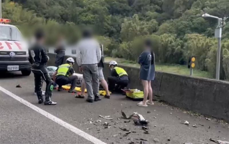 19歲騎士遭撞擊摔車,導致全身擦挫傷、腿斷急送醫。(圖/翻攝畫面)