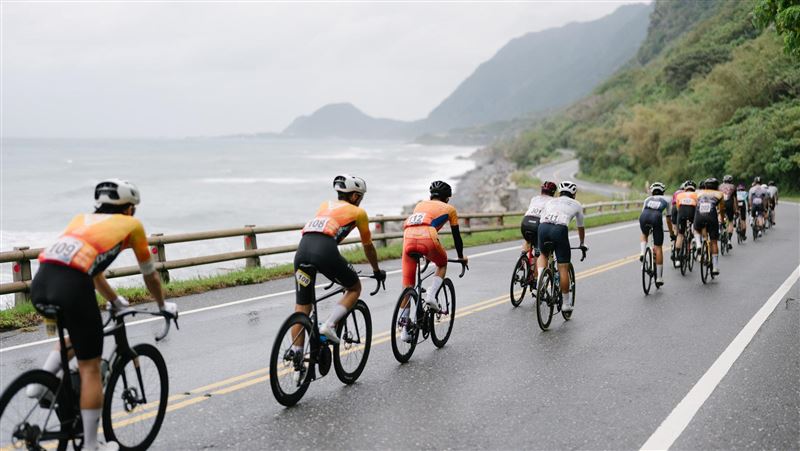 2025臺灣KOM太平洋經典賽,騎士們頂著風雨英勇出擊。(圖/自行車騎士協會提供)