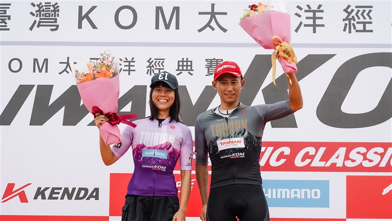 2025臺灣KOM太平洋經典賽男子冠軍馮俊凱(右)、女子冠軍許書瑋。(圖/自行車騎士協會提供)