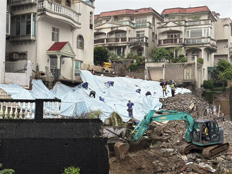 今天現場持續進行降土壓清坡作業，搶災人員到場覆蓋帆布加速搶災。（圖／工務局提供）