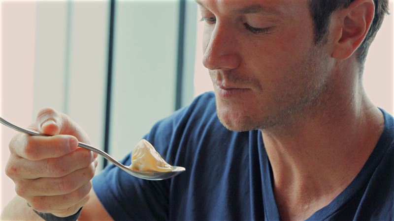 澳洲公益消防猛將首嚐「饗 A Joy」招牌料理「小籠湯包」，忙向服務員學用筷子。（圖／饗賓集團提供）