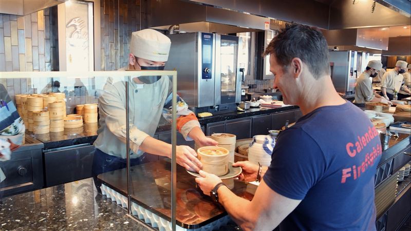 「饗 A Joy」 招牌料理「小籠湯包」以極薄麵皮包裹香嫩多汁的內餡著名吸引澳洲猛將搶先品嚐。（圖／饗賓集團提供）