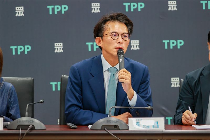 黃國昌出席「人事延宕、機關癱瘓,誰之過?」記者會。(圖/民眾黨團提供)