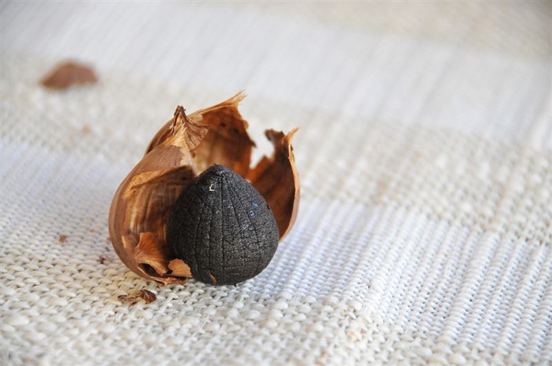 醫師張家銘表示,黑蒜的多酚含量比生蒜高出4倍,同時能抗氧化、抗發炎、穩血糖,且不刺激腸胃,成為功能醫學食物。(圖/Pixabay)